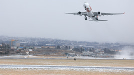 '폭설로 중단' 제주공항 활주로 7시간 40분 만에 열려
