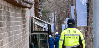 경찰, 경복궁 낙서 '이 팀장' 추적…SNS 기록·계좌 분석