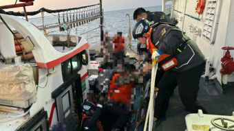 신안 만재도 해상서 낚시어선 좌초…10명 전원 구조