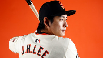 '바람의 손자' 이정후, MLB 시범경기 데뷔전부터 안타 폭발