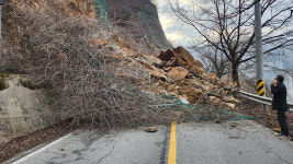 충주서 산비탈면 붕괴 2차선 도로 덮쳐…인명 피해 없어