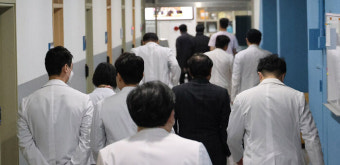 출구 없는 갈등…의대교수 집단행동 움직임 · 유효 휴학 6천 명 상회