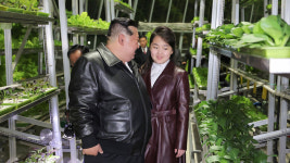 김정은, 딸 주애와 온실농장·공수부대 훈련 시찰