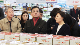 농식품 장관, 하나로마트 방문…물가 안정에 협조해달라