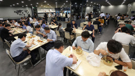 뛰는 물가 탓에…작년 가구 소득 4.4% 늘 때 소비는 5.7%↑