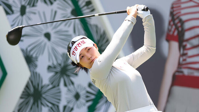 박주영과 방신실, KLPGA iM금융오픈 대회 공동 선두 질주