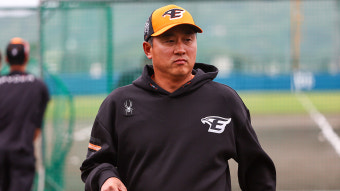 최원호 전 한화 감독, 선수단 작별 인사…