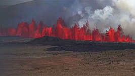 50m 치솟고 3km 뒤덮은 용암…6개월째 아이슬란드 불안