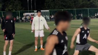 국내서 휴식 중인 손흥민, 동네 축구장에 깜짝 등장