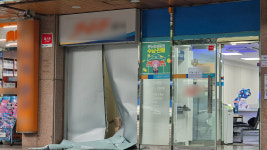 대구 교차로서 승용차 충돌 사고…인도 위 은행으로 돌진