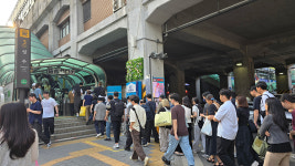 이러다 큰 사고 날라 저녁마다 인파로 몸살 앓는 성수역