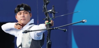 [올림픽] 양궁 3관왕 노리는 김우진, 개인전 8강행…이우석도 순항