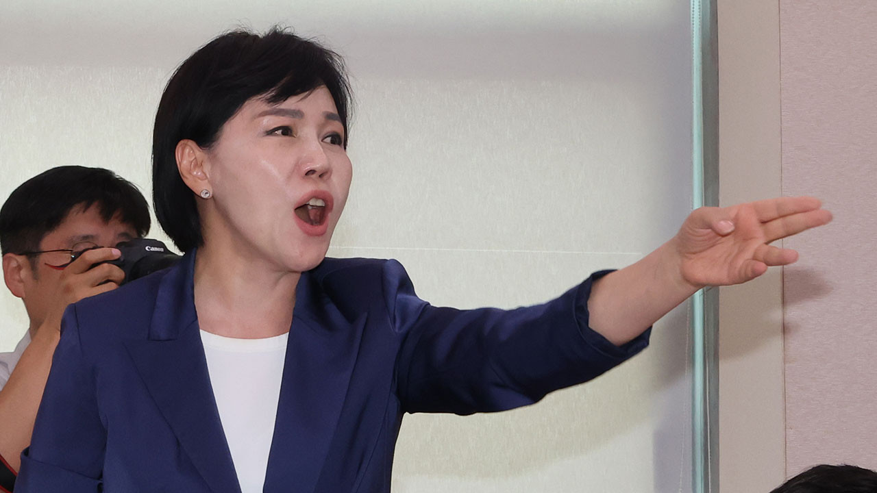 더불어민주당 의원 전현희, 윤석열 대통령 배우자를 살인자로 비난하여 경찰 수사 직면!