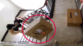 [영상] 배송하던 컴퓨터를 집어던져…CCTV 영상 속 택배기사 보니