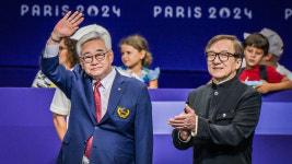 액션 스타 성룡 등장에 환호…패럴림픽 태권도장 찾은 이유