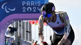 두 팔 없이 센강 헤엄친 철인 김황태…트라이애슬론 완주