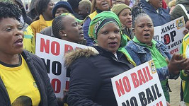 식량 구하려 농장 침입한 흑인 여성 죽이고 돼지우리에 버려…들끓는 남아공