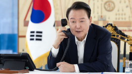 윤 대통령·트럼프 통화, 이른 시일 내 회동 합의…트럼프 