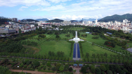 참전용사 잊지 말자…부산 유엔기념공원 향해 1분간 묵념