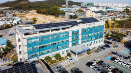 사고로 멈춰 선 차량서 50대 부부 흉기 찔린 채 발견…수사 난항