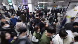 서울 폭설에 지하철 러시아워 연장…1∼8호선 오전 9시 30분까지