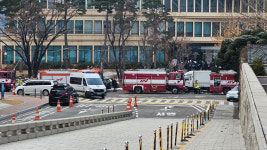 국회 소통관서 화재…기자·하객 등 대피