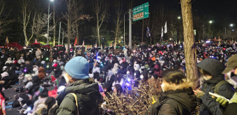 전농 트랙터 시위 15시간째 경찰 대치…시민 1천 여명 모여