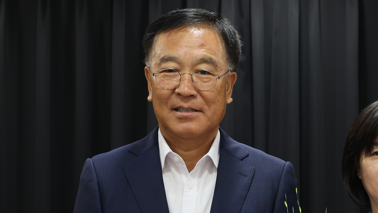 양양군수 김진하, 여성 민원인 성적 행동·금품 수수 혐의로 구속 처분