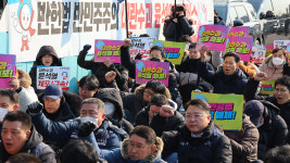 윤 체포 긴장감에 관저 앞 집회 격화…흉기 휘두른 남성 연행