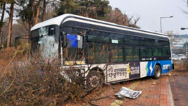 수원 광교박물관 부근서 시내버스가 인도 돌진…졸음운전 추정