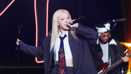 로제 아파트, 3주 연속 영국 싱글 차트 2위…지민 후 13위