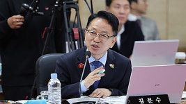 탄핵정국 미 홀로 방문 뭇매 김문수 의원, 지역위원장 유지 구설