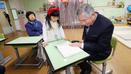 할아버지 모교 찾아왔어요…인천 섬마을 학교 나 홀로 입학