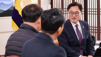 여객기 참사 유가족 만난 우원식 의장 
