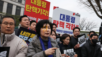 민주당 의원들, 헌재앞 윤 파면 촉구 회견하다 '계란 투척'에 봉변