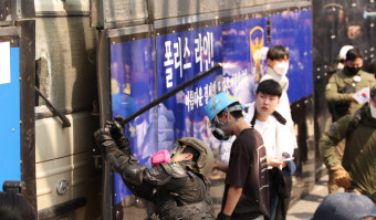 격분한 윤 지지자, 곤봉으로 경찰버스 파손…경찰에 체포