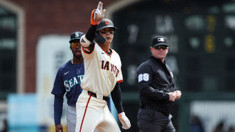 이정후, MLB 2루타 부문 단독 선두 등극하며 주목 받아