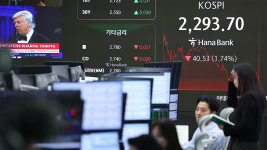 끝이 안보이는 미 관세 늪 코스피 2,300선 무너져…외인 투매 지속