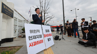 김민석, 정부청사 앞 1인 시위…