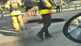 강동구 길동사거리에 폭 3미터 싱크홀…상수도관 누수가 원인