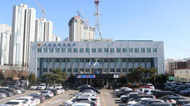 수원서 도로 중앙화단 들이받은 차량 넘어져…운전자 심정지