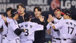 '임찬규 쾌투' LG, 1·2위 대결서 한화 2대 1 꺾고 선두 질주
