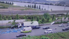 부산 남해2지선 고속도로서 소주병 쏟아져 2개 차로 통제