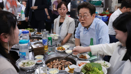 이 대통령 골목이 살아야 경제가 산다…외식 동참해달라