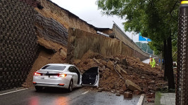 오산 가장교차로 고가도로 옹벽 붕괴…차량 매몰 추정