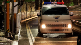 버스정류장 옆에서 죽어간 70대…숨어있던 운전자 체포