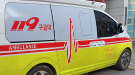 쾅 벤츠 돌진에 주택 와르르…마당서 초등생 깔려 사망