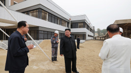 김정은, 지방병원 건설 현장 점검…