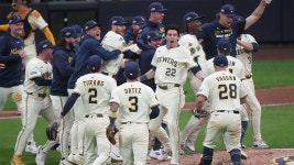 밀워키, 컵스 꺾고 NLCS 진출…다저스와 WS 티켓 놓고 대결