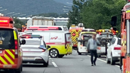 울산 울밀로서 트럭·승용차 등 9중 추돌…16명 부상